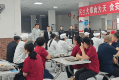 多论理学生连续呈现疑似食物中